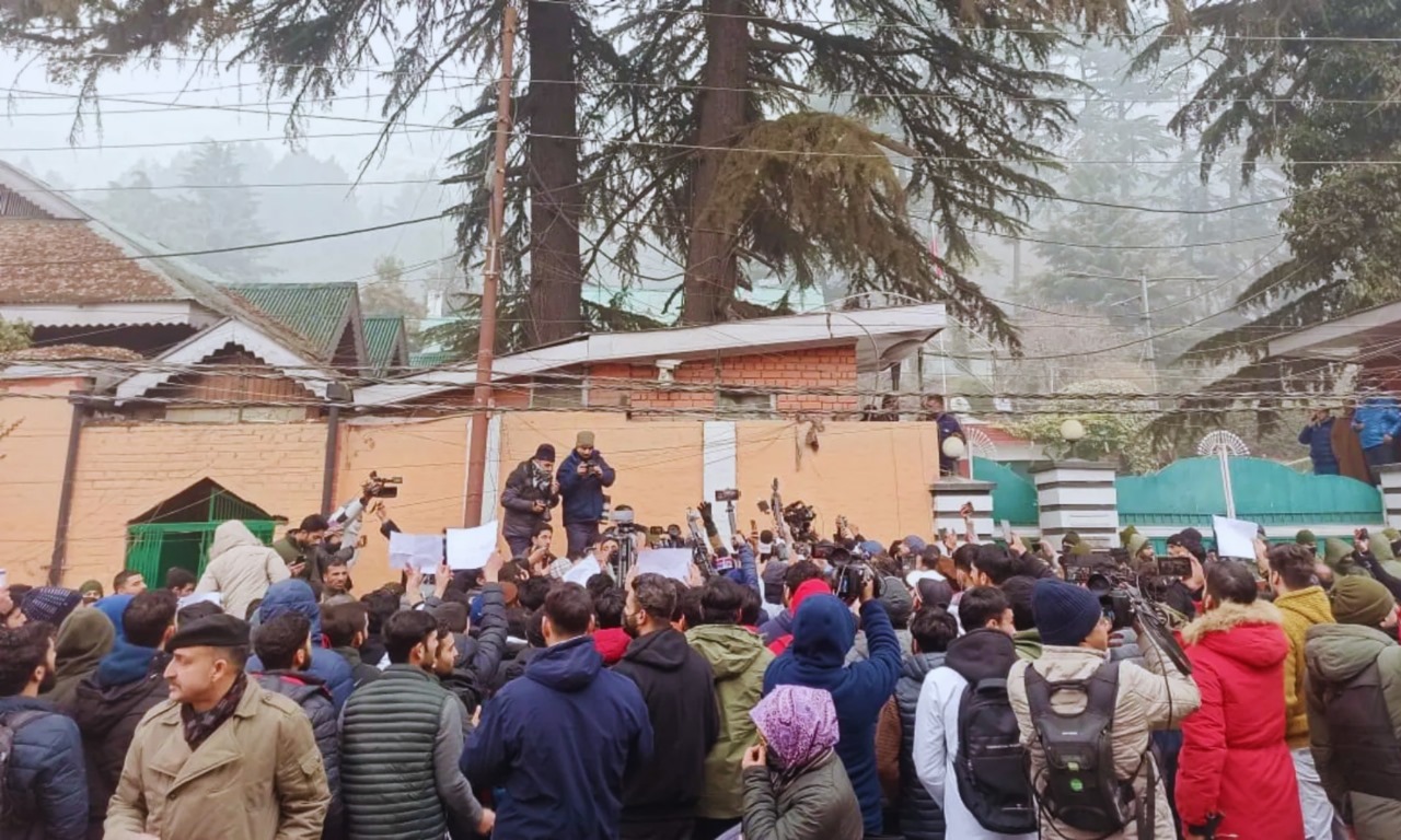 Protests Erupt Outside J&K CM Omar Abdullah’s Residence Over Reservation Policy