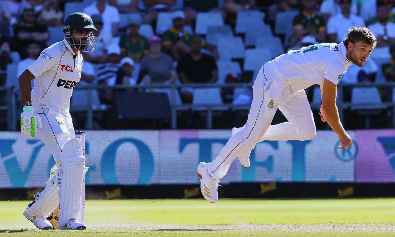 Babar Azam Loses His Cool After Misguided Throw Hits Him on the Foot in Cape Town Test