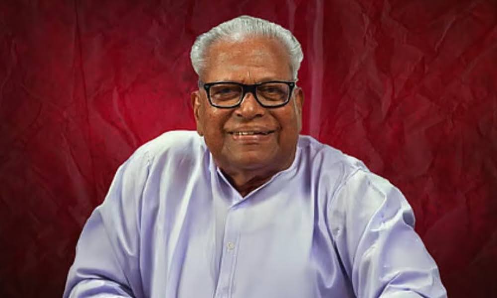 CPI(M) Workers Pay Emotional Tribute as V.S. Achuthanandan’s Mortal Remains Moved to Son’s Residence
